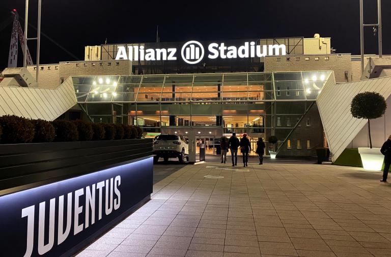 Ingresso notturno dell'Allianz Stadium di Torino, casa della Juventus.